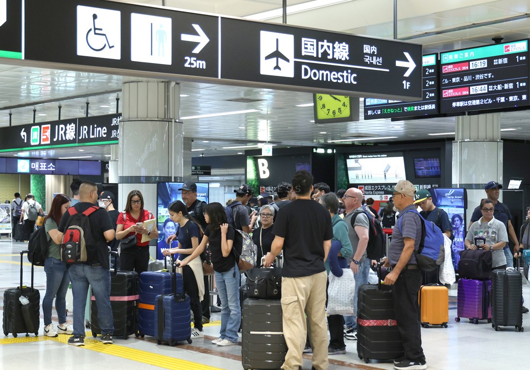 成田空港に到着した外国人観光客=6月17日、千葉県成田市