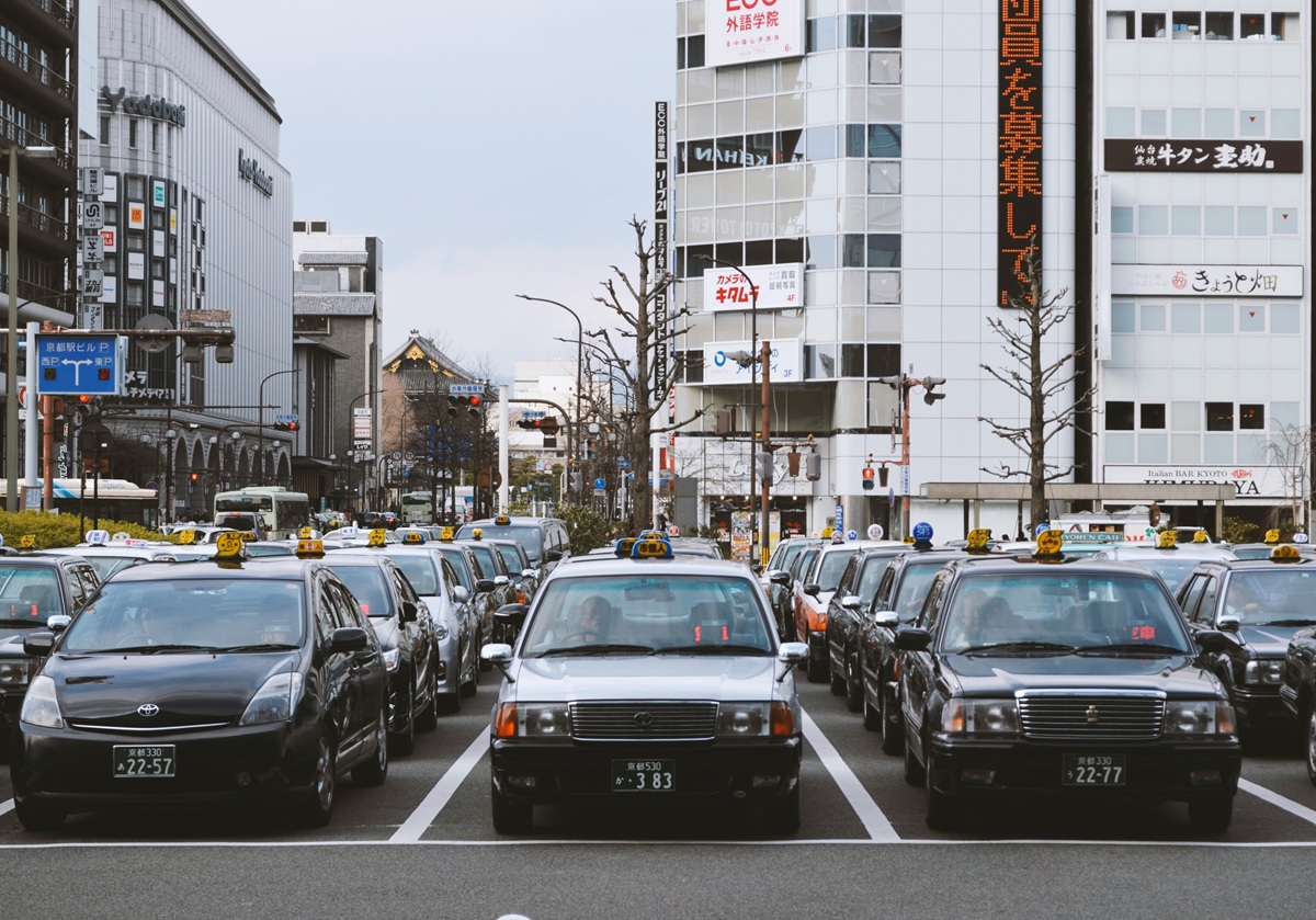 白タク横行の裏にある「タクシー2割減」の現実…日本の交通インフラが崩壊危機